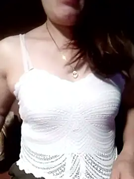 YiyinLy online show from April 10, 2026, 9:55 pm