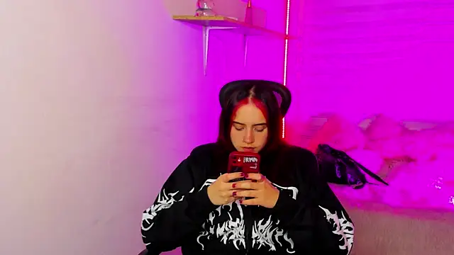 Emily Lindey online show from December 1, 2025, 3:07 am