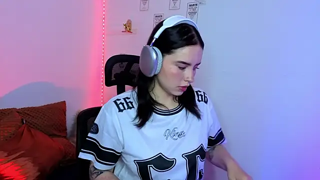 Emily Lindey online show from February 11, 2026, 4:12 am