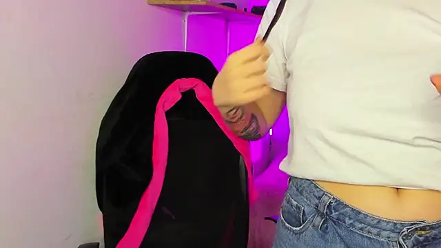 Emily Lindey online show from December 14, 2025, 11:27 am