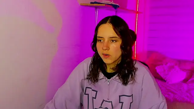 Emily Lindey online show from November 18, 2025, 3:21 am