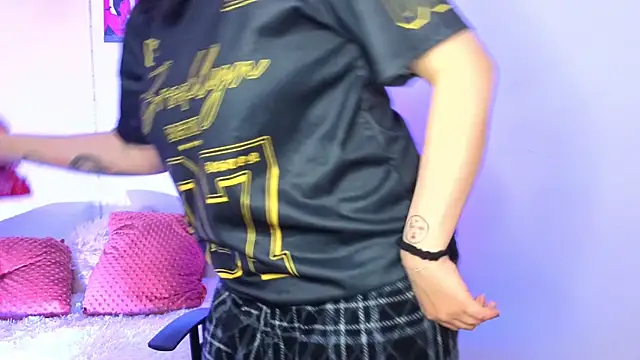 Emily Lindey online show from April 18, 2026, 3:42 am