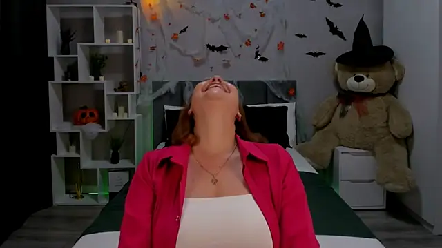 NataliKaminski online show from October 28, 2025, 3:44 pm