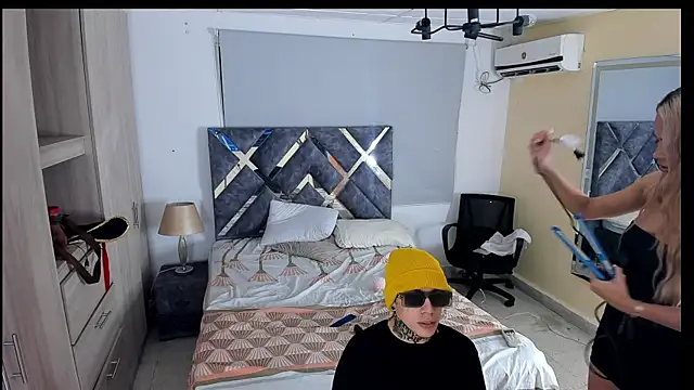 lily and wan online show from October 17, 2025, 3:21 am