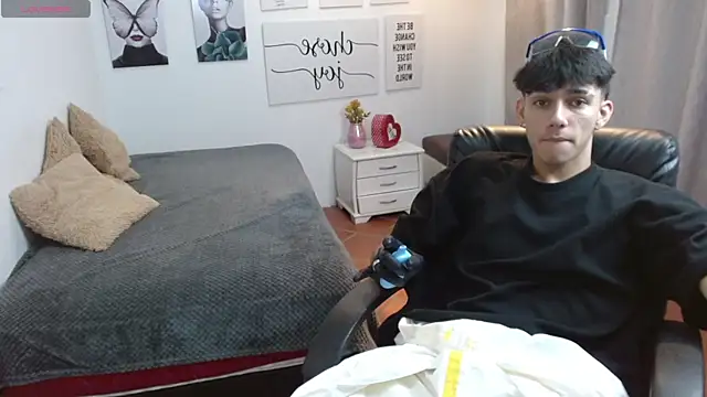 AmethystShadow17 online show from October 31, 2025, 3:19 pm