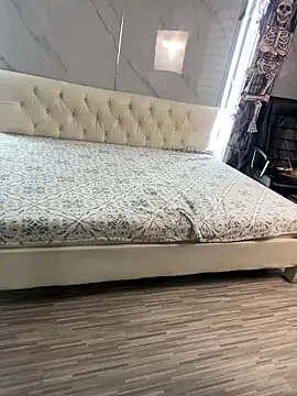 Yvonny27 online show from November 12, 2025, 11:47 am