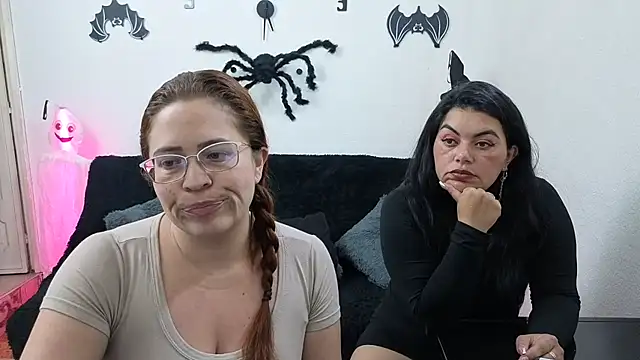 lesb milf online show from October 24, 2025, 9:36 pm