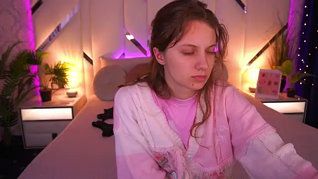 CuteeFoxy online show from March 13, 2026, 1:49 pm