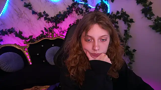 Snapshot of CuteeFoxy chatting on November 3, 2025, 2:20 pm CuteeFoxy online show from November 3, 2025, 2:20 pm