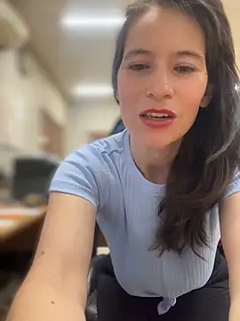 AlanaRius18 online show from April 5, 2026, 12:23 pm