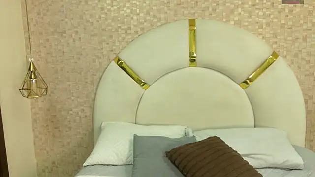 emmy rose25 online show from November 18, 2025, 11:35 am