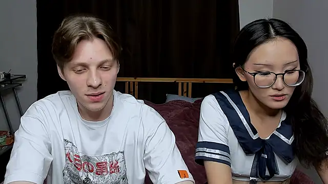 Snapshot of Blossomandbee chatting on October 20, 2025, 1:07 am Blossomandbee online show from October 20, 2025, 1:07 am