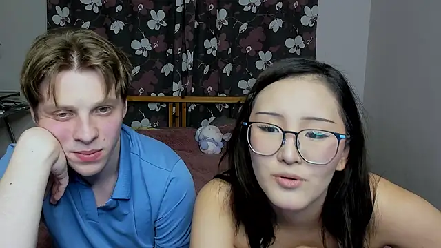 Snapshot of Blossomandbee chatting on October 15, 2025, 6:05 pm Blossomandbee online show from October 15, 2025, 6:05 pm