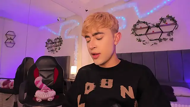 JustinCastiblanco online show from November 5, 2025, 11:24 am