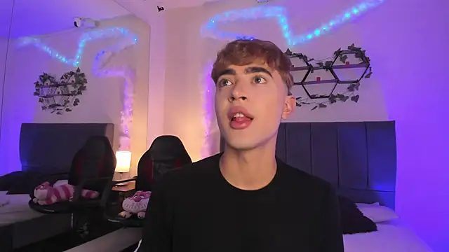 JustinCastiblanco online show from November 17, 2025, 11:36 am