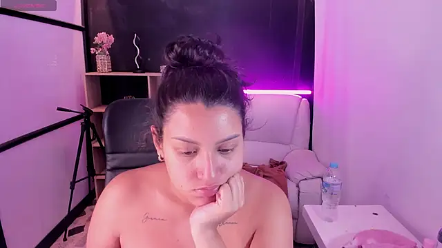 Snapshot of MelodySnow chatting on November 8, 2025, 8:34 pm MelodySnow online show from November 8, 2025, 8:34 pm