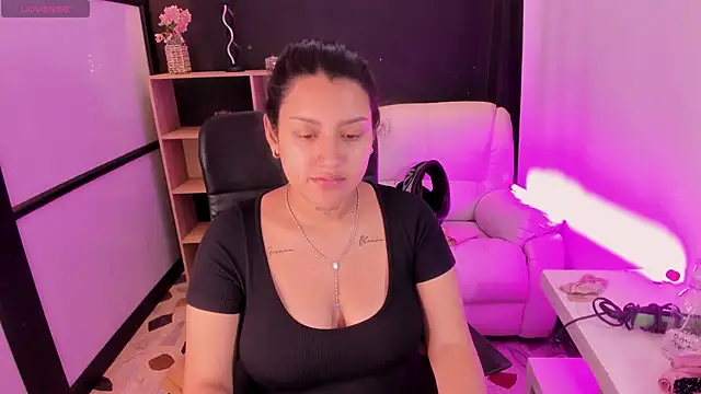 Snapshot of MelodySnow chatting on November 9, 2025, 8:35 pm MelodySnow online show from November 9, 2025, 8:35 pm