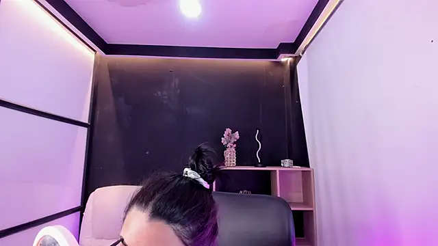 Snapshot of MelodySnow chatting on October 28, 2025, 8:41 pm MelodySnow online show from October 28, 2025, 8:41 pm