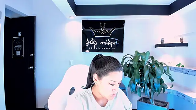 Snapshot of MelodySnow chatting on November 17, 2025, 8:57 pm MelodySnow online show from November 17, 2025, 8:57 pm