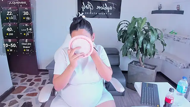 Snapshot of MelodySnow chatting on November 18, 2025, 9:18 pm MelodySnow online show from November 18, 2025, 9:18 pm