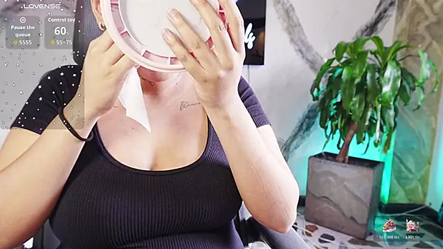 Snapshot of MelodySnow chatting on November 30, 2025, 8:31 pm MelodySnow online show from November 30, 2025, 8:31 pm