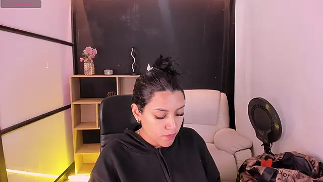 Snapshot of MelodySnow chatting on November 14, 2025, 8:45 pm MelodySnow online show from November 14, 2025, 8:45 pm