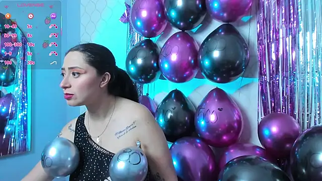 JuliethCruz  online show from February 14, 2026, 8:58 am