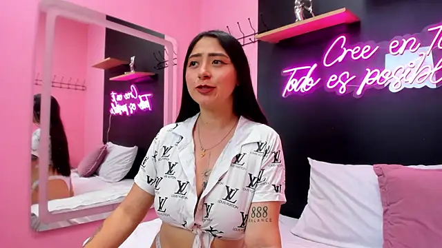 JuliethCruz  online show from November 28, 2025, 5:24 pm