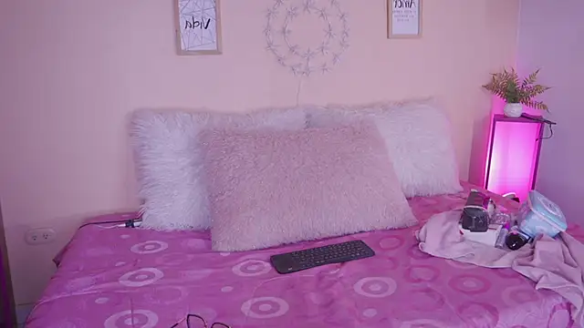 Meggie  online show from November 15, 2025, 7:40 pm