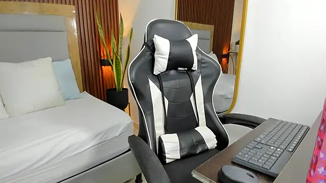 briana titsworth online show from November 28, 2025, 2:12 am