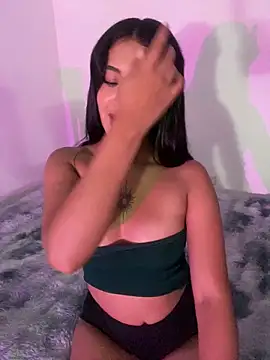 Snapshot of Emilux_ chatting on April 5, 2026, 6:14 pm Emilux online show from April 5, 2026, 6:14 pm