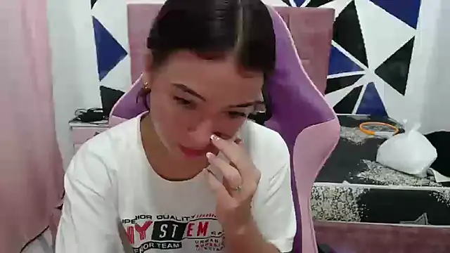 scarleth18 online show from November 6, 2025, 2:37 am