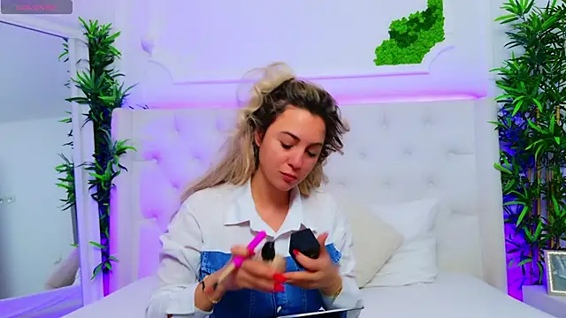 AriannaSins online show from November 14, 2025, 1:37 pm