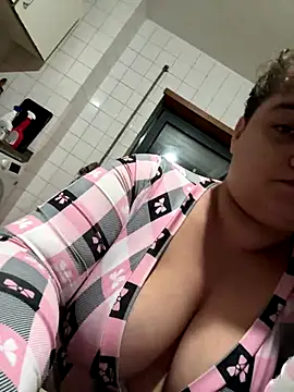 Snapshot of menina_coimbrinha chatting on November 12, 2025, 11:08 pm menina coimbrinha online show from November 12, 2025, 11:08 pm