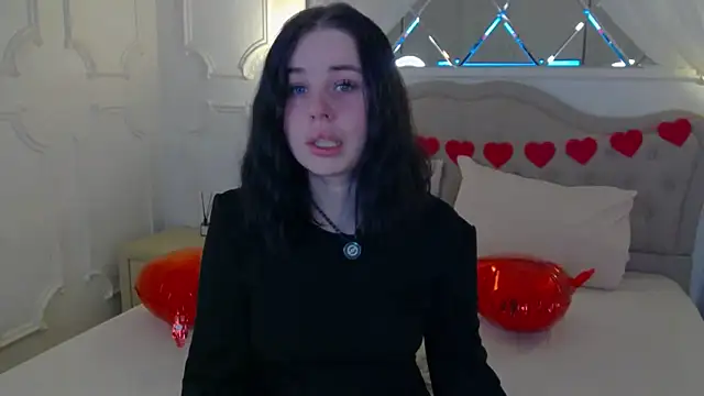 AliceLune online show from February 13, 2026, 1:33 pm