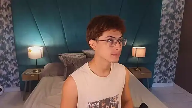 Snapshot of Aaron_Eze chatting on July 11, 2026, 12:27 pm Aaron Eze online show from July 11, 2026, 12:27 pm