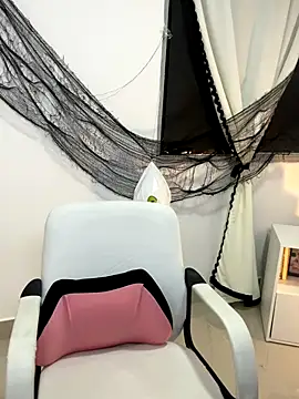 kit katt online show from October 19, 2025, 1:19 am