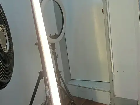 Snapshot of Alanna_miaw chatting on November 6, 2025, 5:55 am Alanna miaw online show from November 6, 2025, 5:55 am