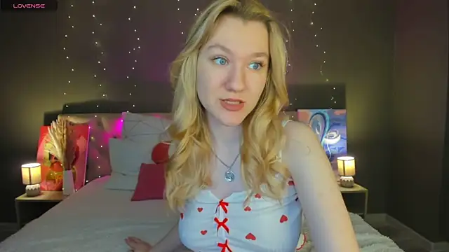 Snapshot of LinaRayy chatting on November 6, 2025, 9:24 am LinaRayy online show from November 6, 2025, 9:24 am