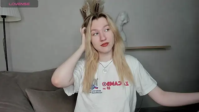 Snapshot of LinaRayy chatting on December 2, 2025, 8:05 am LinaRayy online show from December 2, 2025, 8:05 am