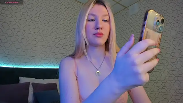 Snapshot of LinaRayy chatting on May 14, 2026, 1:02 am LinaRayy online show from May 14, 2026, 1:02 am