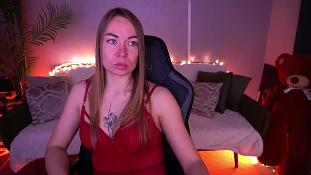 VixenMuse online show from April 13, 2026, 8:24 pm