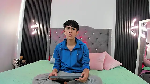 hoot booys  online show from October 27, 2025, 3:35 pm