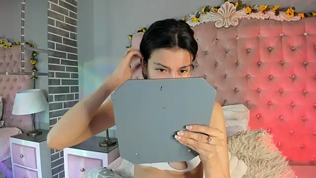 TanyaBello online show from April 18, 2026, 4:04 am