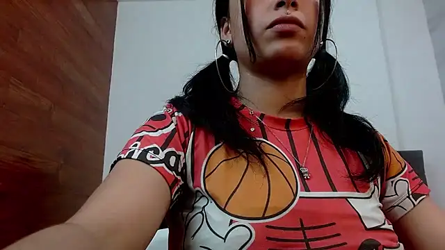 petite coral online show from October 22, 2025, 7:35 pm