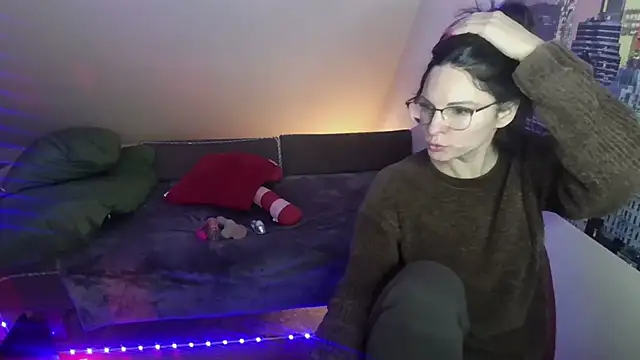 kinkysarahx online show from February 3, 2026, 6:24 pm