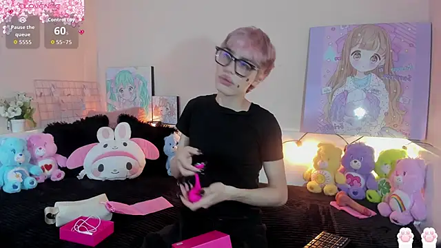 Strawberry Kitty  online show from December 20, 2025, 4:37 am