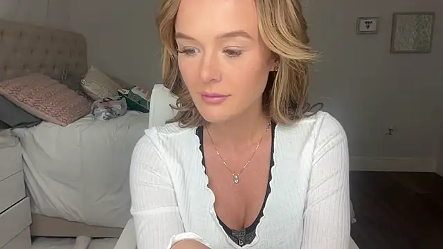 Amberjayxox0 online show from November 5, 2025, 2:14 am