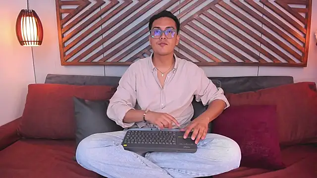 JohnBelRose online show from December 17, 2025, 7:52 pm