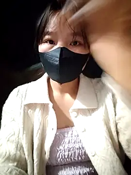 linh-miu99 online show from December 18, 2025, 5:06 pm